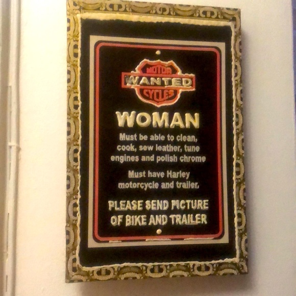 “Wanted” woman painted onto Arturo Fuente cigar box by hand. - Picture 1 of 10